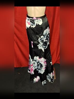 Blondie Nites Floral A-Line Skirt in Black and Pink / Size 3